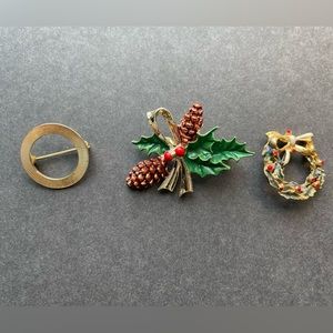 Vintage Christmas brooches. Total 3